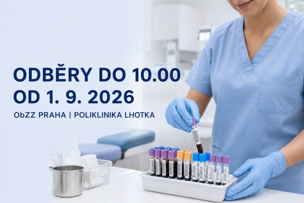Medik provádí odběr krve do zkumavek pro laboratorní vyšetření.