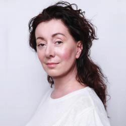 Žena s viditelnými stopy po striích na obličeji a krku.
