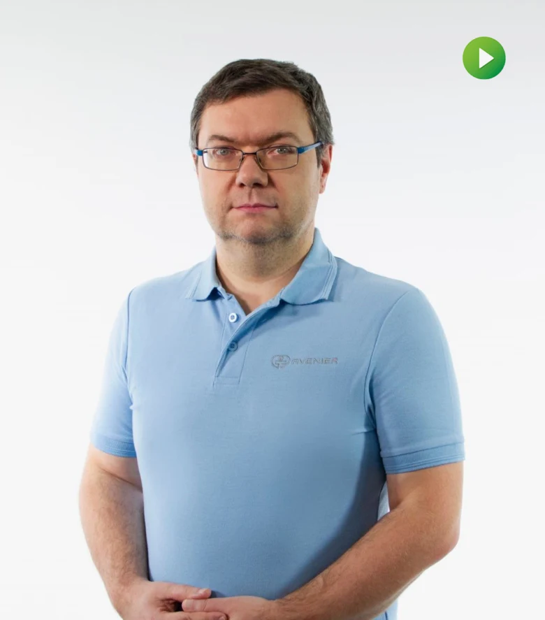 Muž v modrém tričku na bílém pozadí.