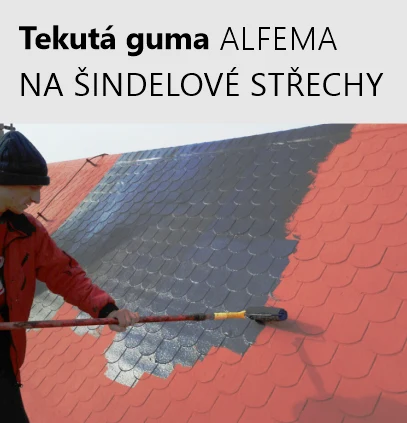 Muž aplikuje tekutou hydroizolaci na šindelovou střechu válečkem.