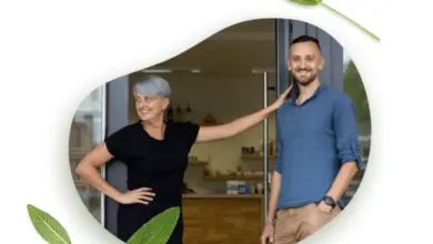 Dvě osoby v kuchyňském prostoru s dekorativními listy přesličky.