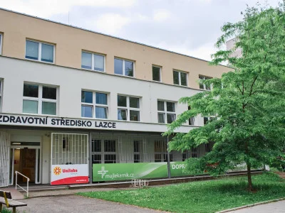 Vnější pohled na budovu zdravotního střediska v Lazci u Oloouce.
