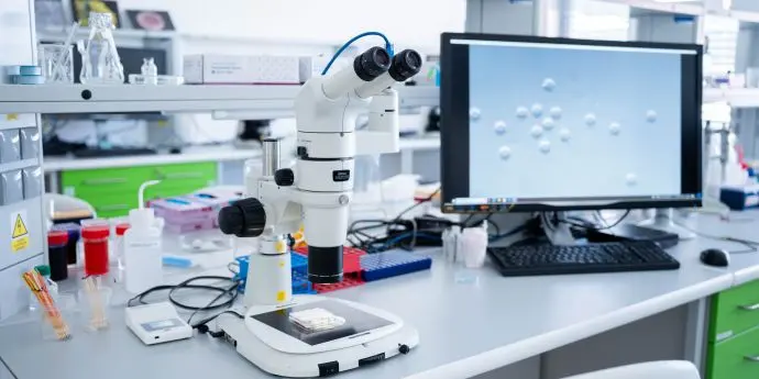Mikroskop s počítačem v laboratoři pro diagnostiku patologie.