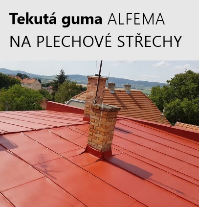 Červená plechová střecha s komínem po aplikaci tekuté hydroizolace.