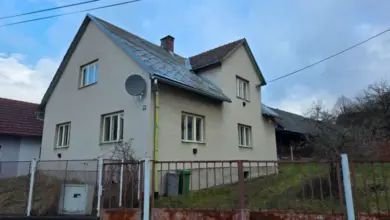 Dům s satelitním přijímačem na fasádě