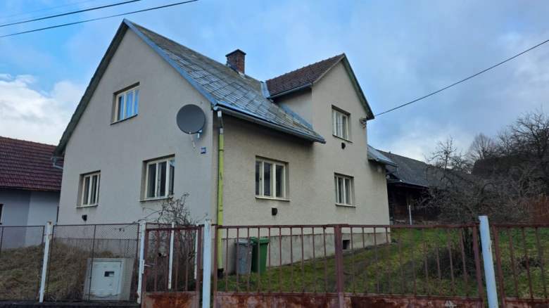 Dům s satelitním přijímačem na fasádě