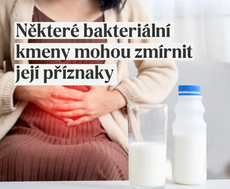 Žena drží břicho vedle mléka při trávicích potížích.