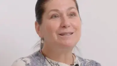 Žena mluví o centrálním nervovém systému.