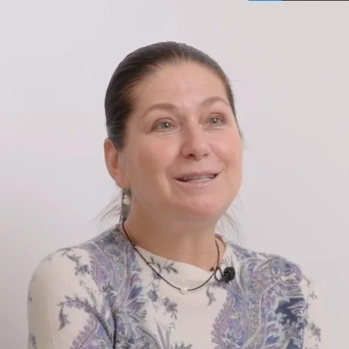 Žena mluví o centrálním nervovém systému.