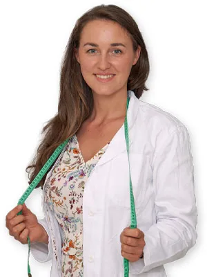 Žena v bílé košili drží zelené měřicí pásku.