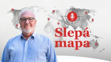 Muž před světovou mapou s názvem Slepá mapa.