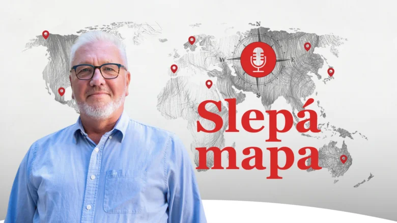 Muž před světovou mapou s názvem Slepá mapa.
