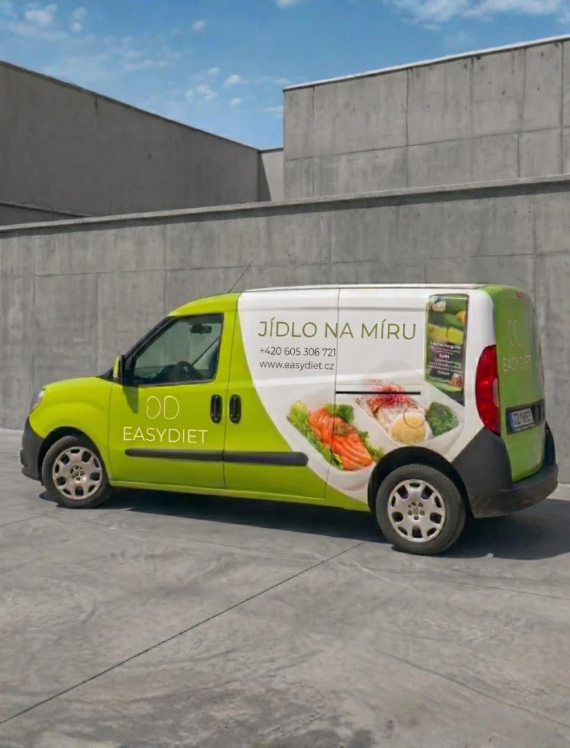Zelená dodávka s logem EasyDiet a obrázky salátů.