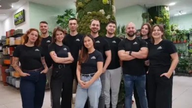 Tým lidí v obchodě s rostlinami pro článek o syngonium