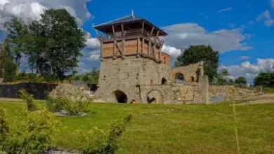 Zřícenina hradu Landštejn s kamennou věží a dřevěnou horní částí.
