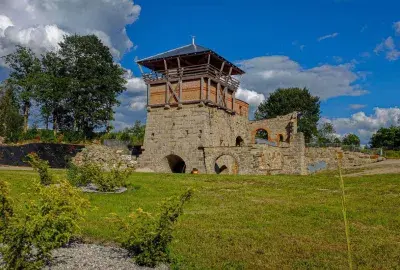 Zřícenina hradu Landštejn s kamennou věží a dřevěnou horní částí.