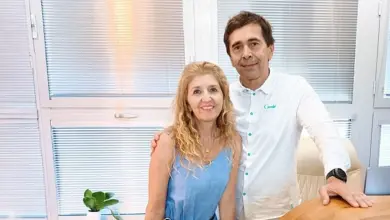 Muž a žena stojí v kanceláři.