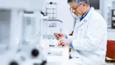 Vědec zkoumá vzorky v laboratoři.