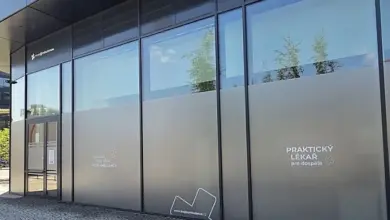 Fasáda lékařské ordinace pro dospělé na chodníku.