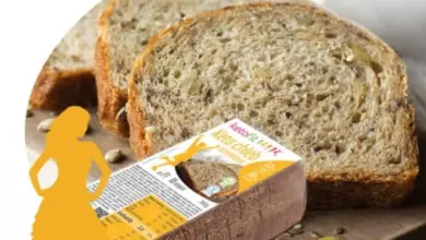 Keto chleb s ořechy, semínky a celozrnnou moukou.